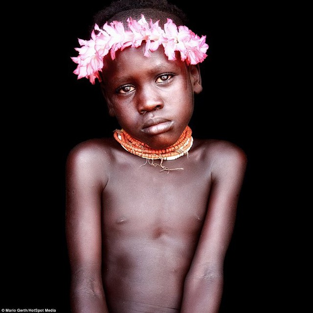 
Một cậu bé của bộ lạc Karo. Bộ lạc này có khoảng 1.000 người, sống bằng nuôi trồng và đánh cá. Các thanh niên trong bộ lạc thường vẽ lên cơ thể và đeo các tràng hoa để thu hút bạn khác giới. (Nguồn: Dailymail.co.uk)
