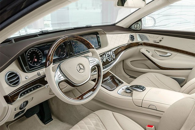 Dù đẳng cấp hơn về tiện nghi nhưng Mercedes-Maybach S600 vẫn sử dụng động cơ tăng áp kép V12 6,0 lít cho công suất tối đa 523 mã lực và mô men xoắn cực đại 830 Nm.