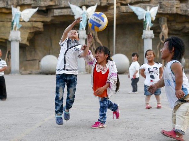 
Người dân ở “Vương quốc của những người lùn” chơi bóng chuyền trên sân
