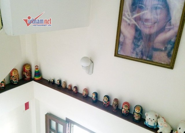 Cầu thang lên các tường được nghệ sĩ Minh Vượng trang trí bởi các bức ảnh và các con búp bê Nga đáng yêu.