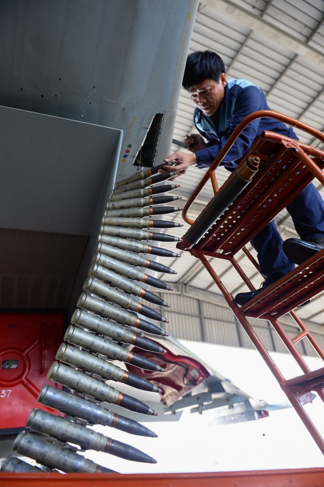 
Kỹ sư lắp đạn cho máy bay Su-30MK2 - Ảnh: Thuận Thắng
