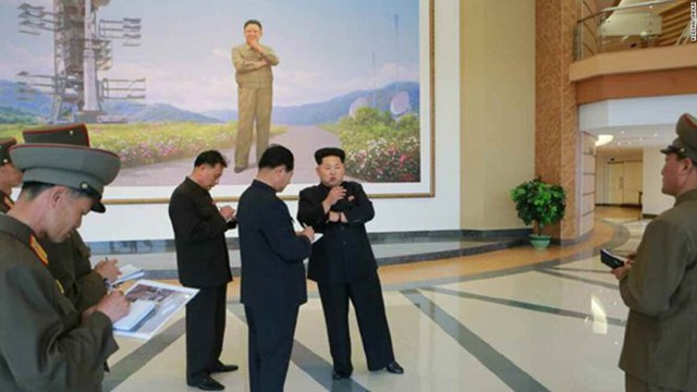 Ảnh cố chủ tịch Kim Jong-Il bên trong đại sảnh của Trung tâm - Ảnh: CNN