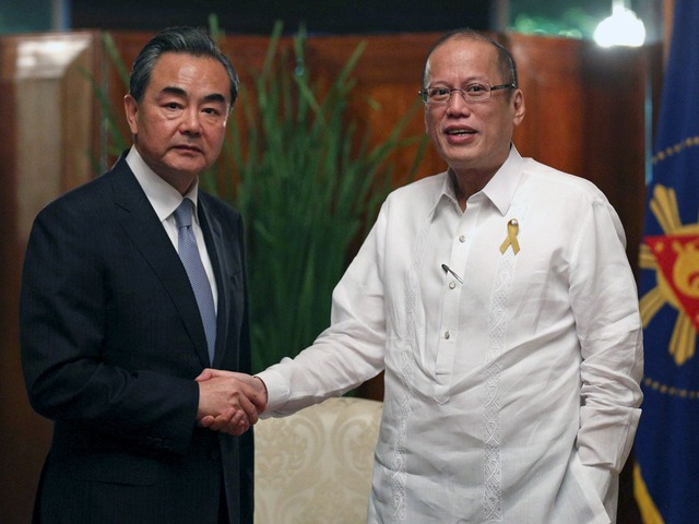 
Ngoại trưởng Trung Quốc Vương Nghị (trái) và Tổng thống Philippines Benigno Aquino.
