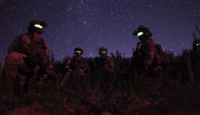 Điều kiện tác chiến trong môi trường đêm tối luôn là trở ngại rất lớn cho mỗi người lính khi tầm nhìn kém hoặc thậm chí bằng 0 gây khó khăn trong việc quan sát kẻ thù.