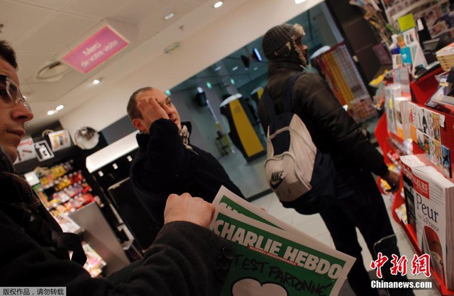 Số mới của Charlie Hebdo tiếp tục châm biếm nhà tiên tri Muhammad. Ảnh: Chinanews.