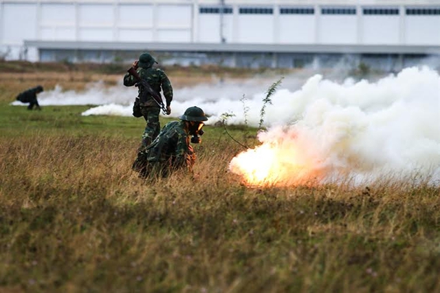 Thả khói ngụy trang trên đường cơ động.