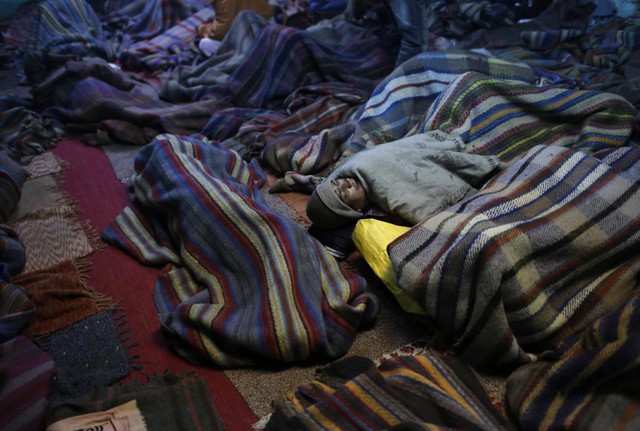 Người vô gia ngủ trong lều trú đêm của chính phủ vào một đêm đông lạnh giá ở Delhi, Ấn Độ.