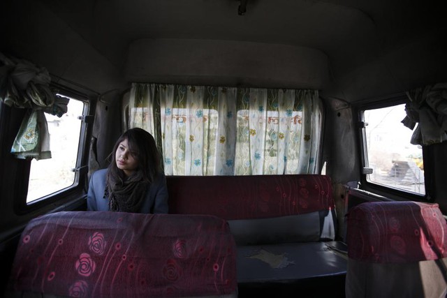 Cô gái ngồi trên xe bus chỉ dành cho phụ nữ khi cô trở về nhà sau giờ học tại thủ đô Kathmandu, Nepal.