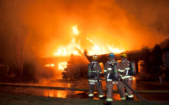 Lính cứu hỏa cố gắng dập tắt đám cháy bùng phát từ một ngôi nhà ở Annapolis, Maryland, Mỹ.
