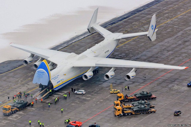 Xe tăng được chuyển lên một chiếc máy bay An-225 Mriya của hãng hàng không Antonov Airlines tại sân bay Leos Janacek ở Mosnov, CH Czech. An-225 Mriya được coi máy bay lớn nhất thế giới.