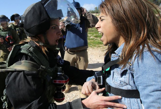 Người biểu tình Palestine cãi nhau với binh sĩ Israel tại ngôi làng Bilin, Bờ Tây.
