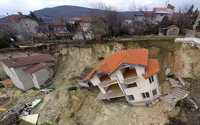 Các ngôi nhà bị phá hủy trong một vụ lở đất ở Balchik, Bulgaria.