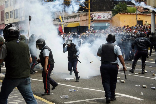 Cảnh sát đụng độ với những người biểu tình chống chính phủ San Cristobal, Venezuela.