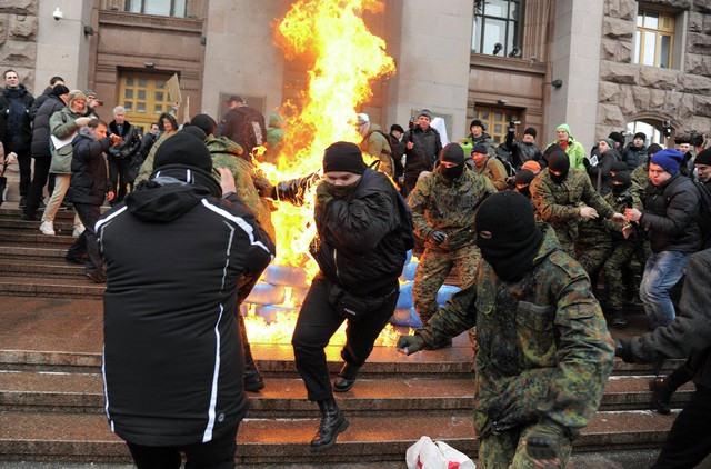 Người biểu tình Ukraine đốt lốp xe bên ngoài tòa nhà hội đồng thành phố Kiev, để phản đối tăng giá vé phương tiện công cộng.