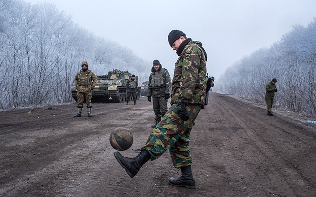 Binh sĩ Ukraine chơi bóng đá trên con đường dẫn tới thị trấn Debaltseve, miền đôn Ukraine.