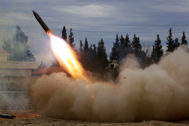 Chiến binh phiến quân phóng tên lửa nhằm về phía quân đội chính phủ Damascus, Syria.
