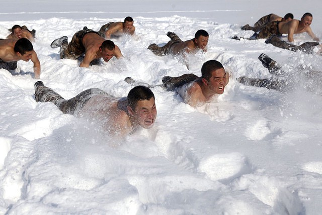 Các binh sĩ Trung Quốc tham khóa huấn luyện mùa đông ở thành phố Hắc Hà, giáp biên giới với Nga.