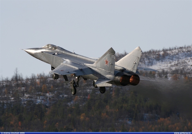 MiG-31 là loại chiến đấu cơ đầu tiên trên thế giới trang bị radar quét mạng pha điện tử bị động, mang tên Zaslon S-800. Nó có khả năng phát hiện mục tiêu ở cự ly 200km, theo dõi cùng lúc 10 mục tiêu và tấn công 4 trong số đó. Biến thể nâng cấp Zaslon-M sau này có khả năng phát hiện mục tiêu tới 400km và điều khiển 6 tên lửa tấn công cùng lúc.