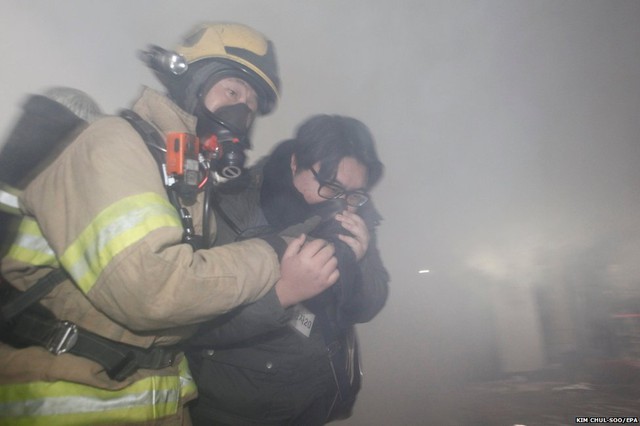 Lính cứu hỏa giúp đỡ một nạn nhân trong cuộc diễn tập chống khủng bố ở Seoul, Hàn Quốc.