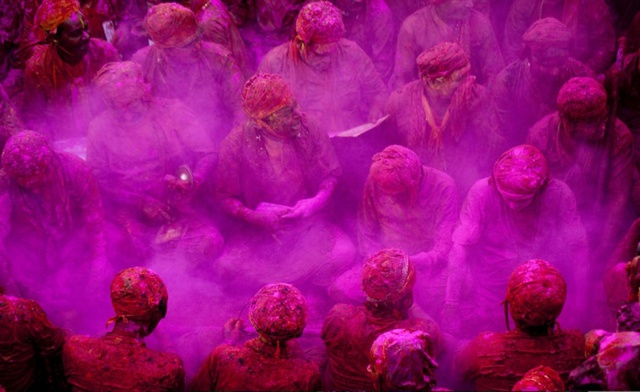 Những người theo đạo Hindu tham dự lễ hội Uttar Pradesh ở Nandgaon, Ấn Độ.