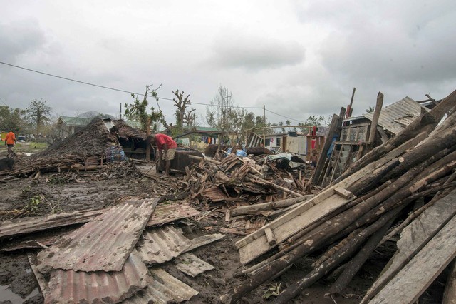 Cư dân địa phương thu dọn các mảnh vỡ sau khi cơn bão Pam tàn phá ở Port Vila, Vanuatu.