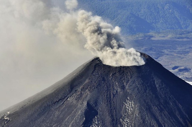 Bức ảnh chụp từ trên không cho thấy cảnh tượng khói và tro bụi phun trào từ núi lửa Villarrica Volcano, miền nam Santiago, Chile.