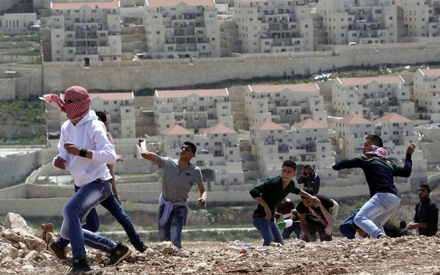 Người biểu tình Palestine ném đá vào binh sĩ Israel trước khu định cư Beitar Illit của người Do Thái ở Bờ Tây.