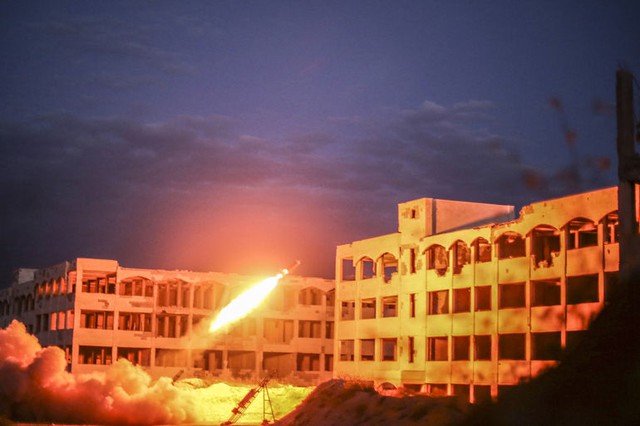 Phe phiến quân Syria phóng rocket vào tòa nhà của quân đội chính phủ trông cuộc đụng độ gần thành phố Aleppo.