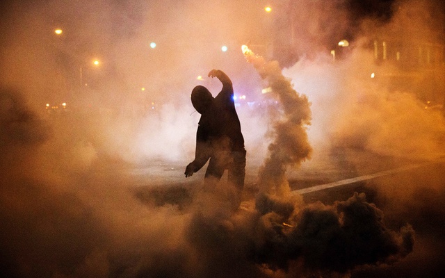 Người biểu tình nắm pháo vào cảnh sát chống bạo động tại thành phố Baltimore, bang Maryland, Mỹ.