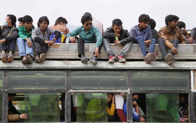 Những người chịu ảnh hưởng bởi động đất ngồi trên một chiếc xe bus để sơ tán khỏi thủ đô Kathmandu, Nepal.