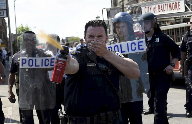 Cảnh sát xịt hơi cay để giải tán đám đông biểu tình trên đường phố ở Baltimore, Maryland, Mỹ.