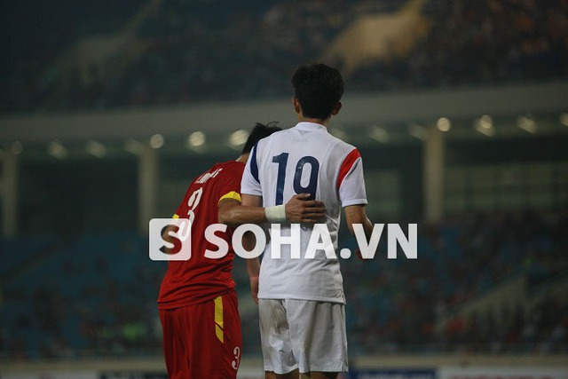 Hay Ngọc Hải vỗ lưng cầu thủ U23 Hàn Quốc