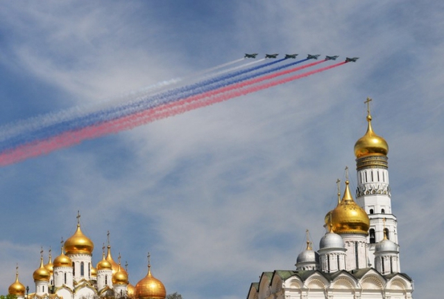 Các máy bay Su-25 trình diễn với khói mang màu cờ đỏ xanh trắng của Nga trong lễ duyệt binh mừng  kỷ niệm Ngày Chiến thắng tại Moscow.