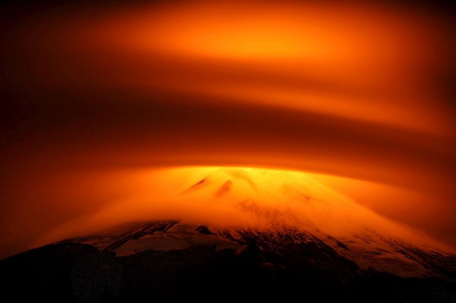 Núi lửa Villarrica bị mây che phủ một phần tại thị trấn Pucon, Chile.