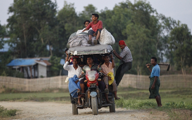 Những người Hồi giáo Rohingya di chuyển trên một chiếc xe ba bánh ở ngoại ô thành phố Sitttwe, Myanmar.