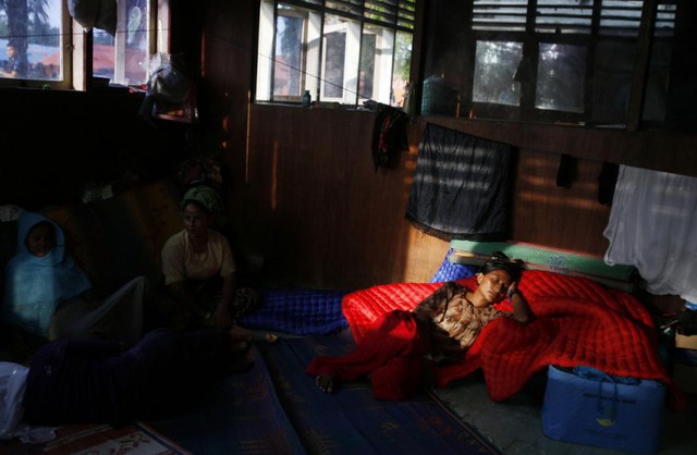 Một phụ nữ người Rohingya nằm nghỉ tại một khu ở tạm tại Bayeun, tỉnh Aceh, Indonesia.
