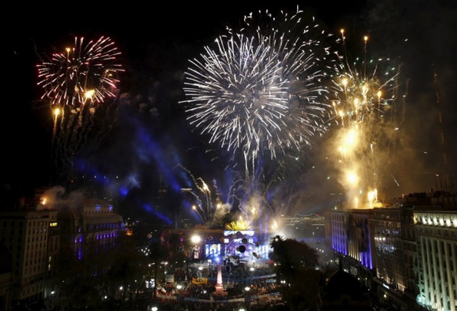 Pháo hoa nổ tung trên dinh Tổng thống Casa Rosada ở Buenos Aires, Argentina trong lễ kỷ niệm 204 năm Cách mạng tháng Năm của Argentina.
