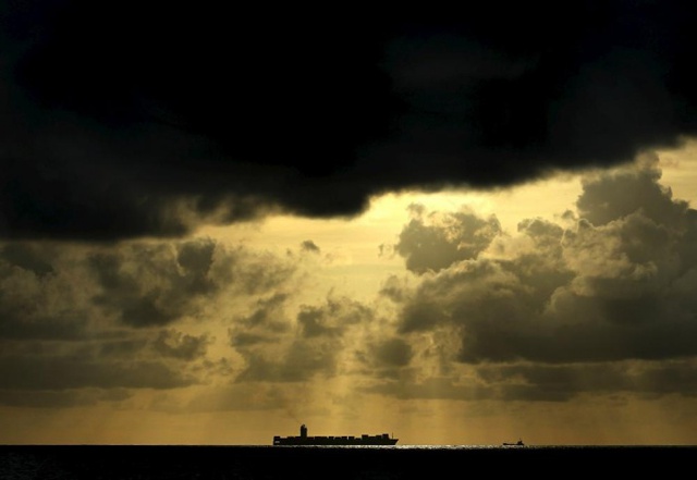 Tàu chở hàng di chuyển hướng về cảng Colombo, Sri Lanka, trong khi mặt trời đang lặn trên biển.
