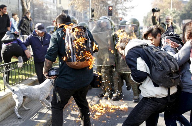 Người biểu tình bị trúng bom xăng trong cuộc đụng độ với cảnh sát ở Santiago, Chile.