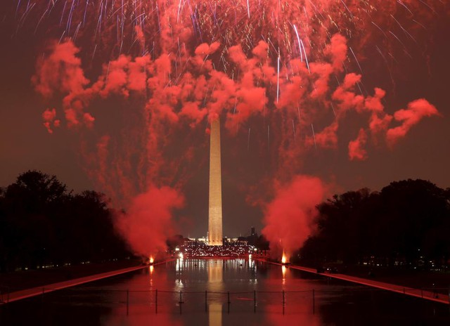 Màn bắn pháo hoa rực rỡ mừng quốc khánh Mỹ ngày 4/7 tại đài tưởng niệm Washington ở thủ đô Washington DC.