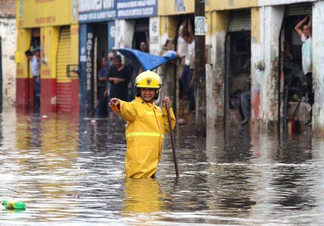 Mưa lớn gây ngập lụt trên diện rộng tại thành phố Guadalajara, Mexico.