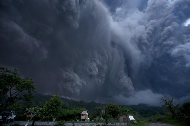 Đám mây tro bụi khổng lồ bốc lên từ núi lửa Colima ở phía tây Mexico.