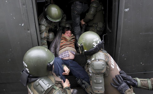 Cảnh sát bắt giữ một người biểu tình chống chính phủ ở Valparaiso, Chile.