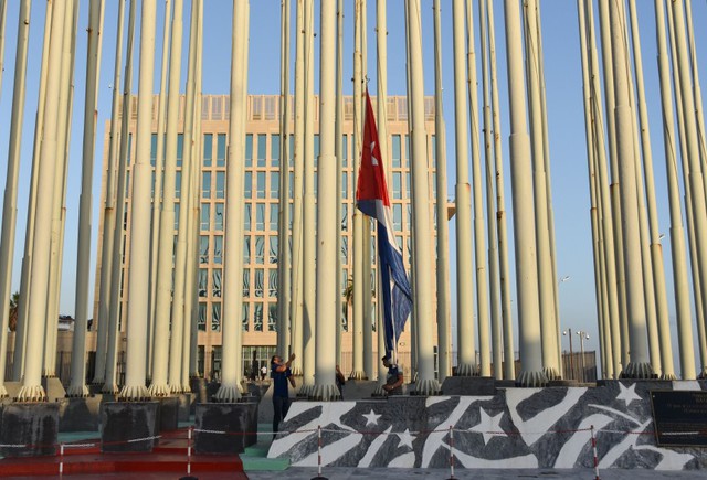 Lá cờ Cuba được kéo lên trước đại sứ quán Mỹ ở Havana, Cuba.