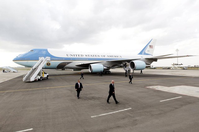 Nhân viên mật vụ Mỹ bảo vệ quanh chuyên cơ Air Force One chở Tổng thống Barack Obama chuẩn bị cất cảnh khỏi sân bay quốc tế Kenyatta ở Nairobi, Kenya.