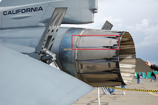 Ống xả của động cơ F-15 có các tấm che hình lông gà tây (khoanh tròn đỏ)
