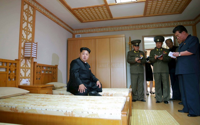 Nhà lãnh đạo Triều Tiên Kim Jong-un thị sát một khu nhà dưỡng lão mới hoàn thành ở thủ đô Bình Nhưỡng.