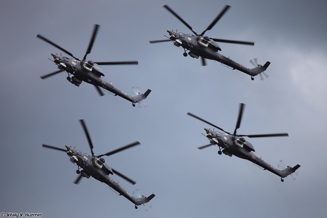 Một nhóm Mi-28 đang chuẩn bị màn nhào lộn ấn tượng