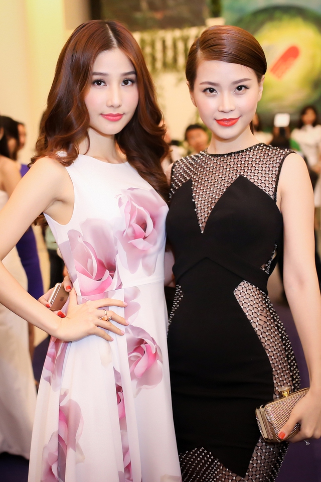 Tại sự kiện Á hậu 2 Hoa hậu Việt Nam 2014 còn có dịp hội ngộ với cô bạn thân thiết Diễm My 9X. Cả hai vui vẻ đọ sắc vóc cùng nhau khi nhận được nhiều sự chú ý của đồng nghiệp, khách mời.