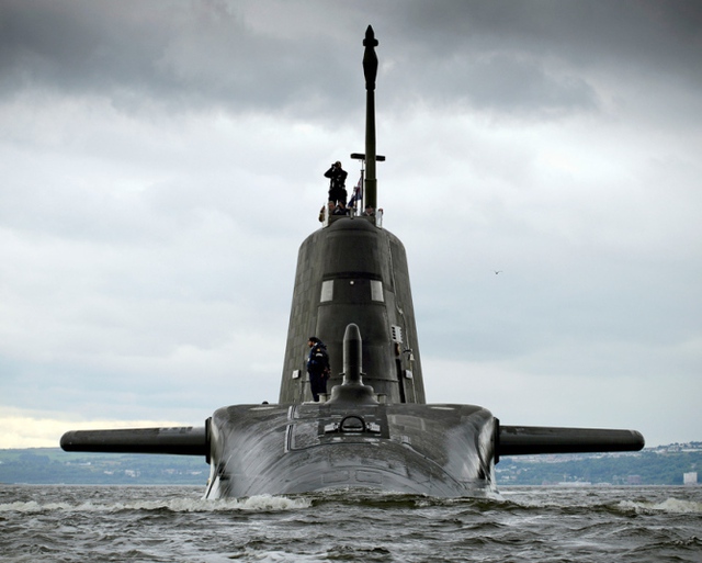 Tàu ngầm hạt nhân thế hệ mới nhất của Hải quân Anh mang tên HMS Artful đang di chuyển tới thành phố Clyde, Scotland.